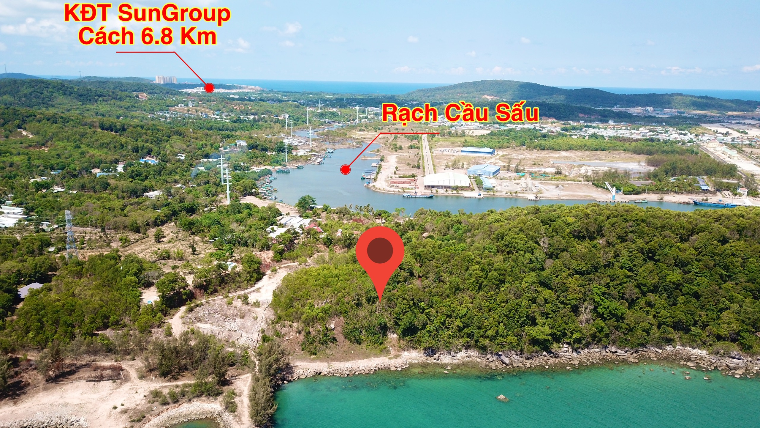 Phía sau là rạch Cầu Sấu