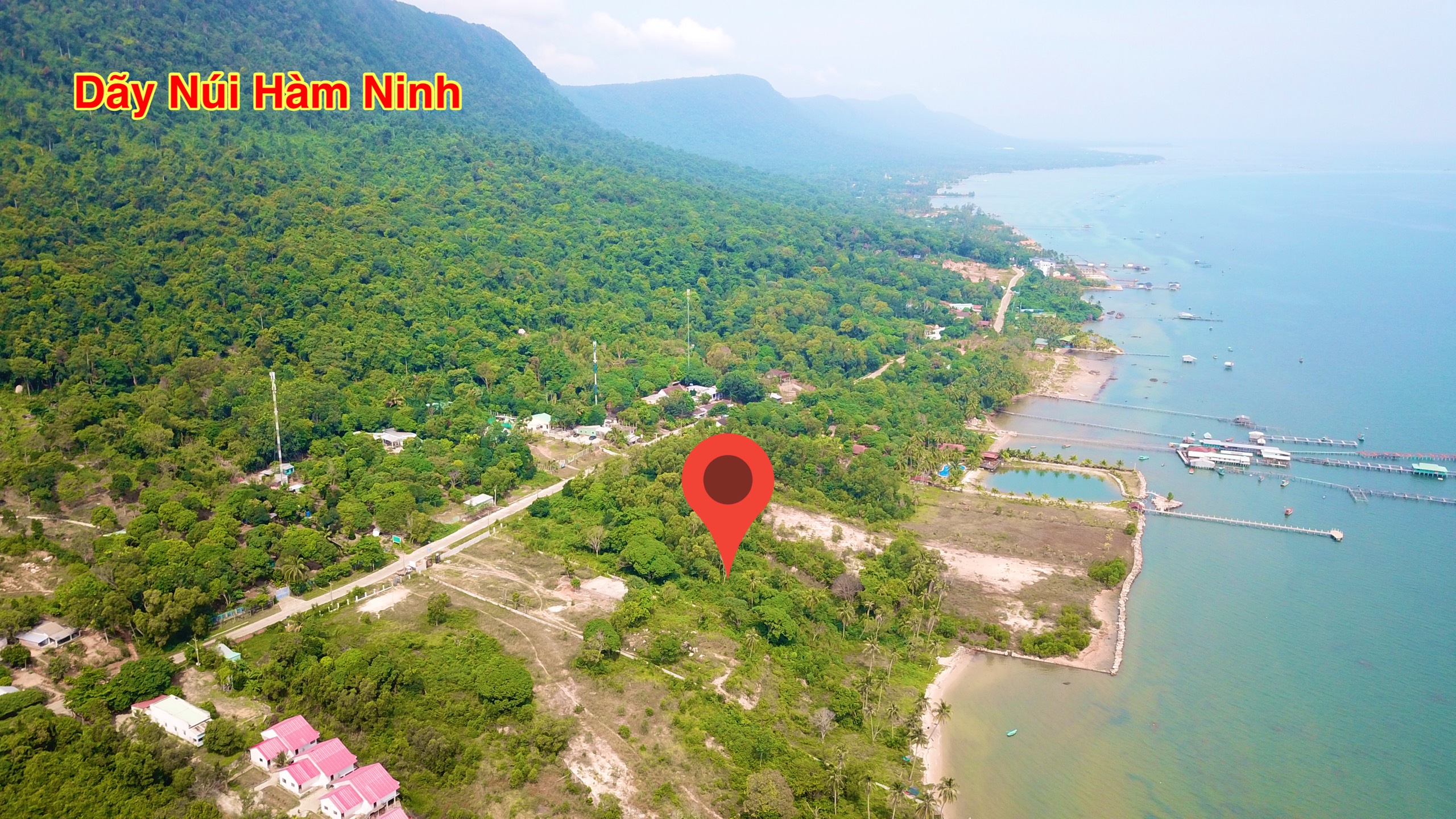 Lựng tựa dãy núi Hàm Ninh