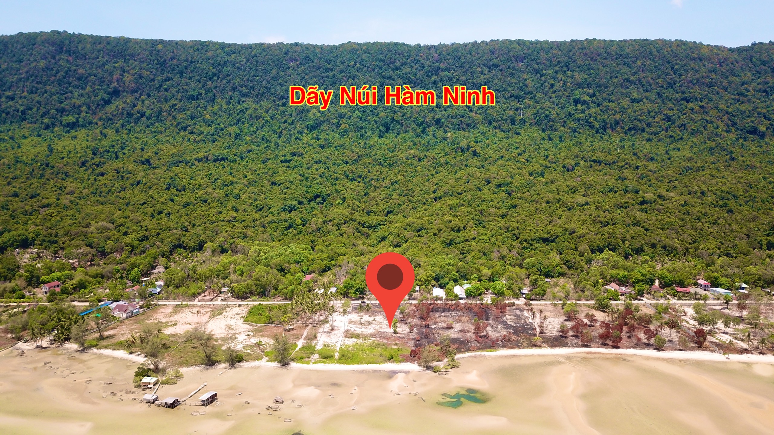 Lựng tựa dãy núi Hàm Ninh